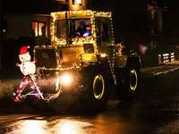 Fotos: 80 weihnachtlich beleuchtete Traktoren fahren durchs Dreisamtal