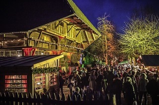 Das Schwarzwälder Freilichtmuseum Vogtsbauernhof verwandeltt sich in ein festlich illuminiertes Weihnachtsdorf