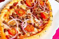 Pizza alla turca &#8211; aus trkischem Fladenbrot wird eine knusprige Pizza
