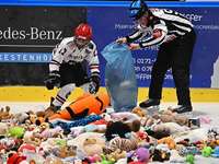 Fotos: Freiburger Eishockeyfans spenden beim Teddy Bear Toss ber 5000 Plschtiere