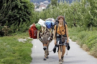 Lotta Lubkoll zeigt im Lörracher Burghof ihre Live-Reportage von einer Alpenquerung mit Esel Jonny