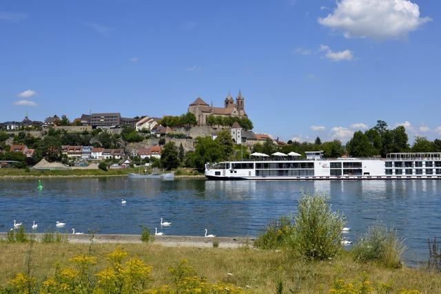 Schifffahrt auf dem Rhein bei Breisach