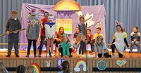 Kinder spielen Theater fr den Frieden