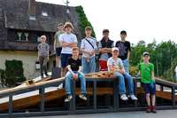 Junge Helfer packen mit tausenden Schrauben fr neuen Skateplatz in Merzhausen an