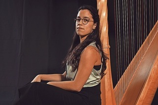 Lara Faria Fonseca zeigt moderne und klassische Werke auf der Harfe
