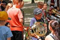 Bei einer Instrumentenrallye in Neuenburg konnten Kinder mit dicken Backen ins Horn blasen.
