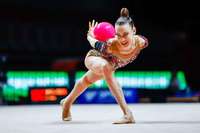 Darja Varfolomeev rumt in der Rhythmischen Sportgymnastik ab