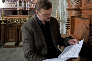 Der niederländische Organist Sietze de Vries spielt ein Orgelkonzert in Riegel