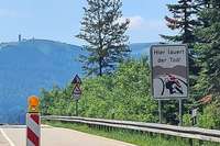 "Hier lauert der Tod": Neue Schilder sollen Motorradfahrer an der B317 vor tdlicher Gefahr warnen