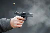 28-Jhriger bedroht Passanten vor einem Nachtclub in Freiburg-Brhl mit einer Gaspistole
