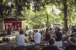 Die Niklas Bohnert Band und "Never2late" spielen im Stadtpark in Zell am Harmersbach