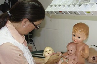 Im Puppen-und Spielzeugmuseum Nordrach kmmern sich Puppendoktoren um ldierte Puppen und Teddybren