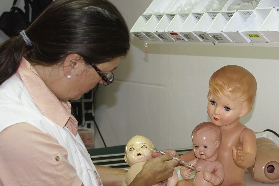 Im Puppen-und Spielzeugmuseum Nordrach kmmern sich Puppendoktoren um ldierte Puppen und Teddybren - Badische Zeitung TICKET
