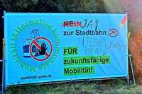 Plakate zum Brgerentscheid zur Straenbahnverlngerung nach Gundelfingen zerstrt