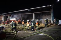 Schneller Feuerwehreinsatz an brennendem Stall in Forchheim rettet 90 Klber