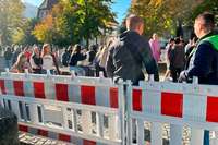 Der umstrittene Bauzaun vor dem Schnauer Gymnasium kommt noch im November weg