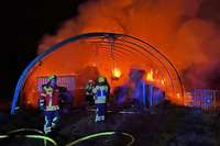 Brennende Lagerhalle voller Heuballen sorgt fr Groeinsatz der Herbolzheimer Feuerwehr