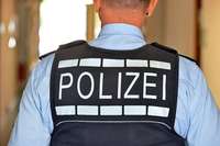 Vermummter Teenager richtet vor Freiburger Polizeirevier Softair-Waffe auf Polizisten