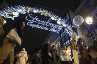 "Letzte Generation" besprht in Straburg den zentralen Weihnachtsbaum