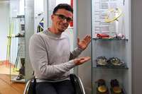 Besucher knnen Medaillen von Paralympics-Star Martin Fleig sehen