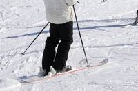 Mit Skistcken anderen Skifahrer verletzt: Polizei ermittelt auf Skipiste