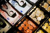 Unbekannter bedroht Sparkassenmitarbeitende in Lenzkirch und fordert Geld