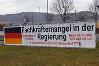Umstrittenes Banner in Seelbach kritisiert die Bundesregierung