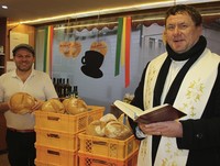 Agathe-Brot von Priester gesegnet