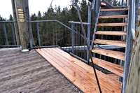 Neue Holzstufen fr den beliebten Aussichtsturm am Hnersedel