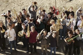 Die FG-Big Band spielt in der Aula des Friedrich-Gymnasiums Freiburg