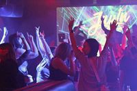 "Mama geht tanzen": Frhe Frauen-Partys ziehen Mtter auf die Tanzflchen