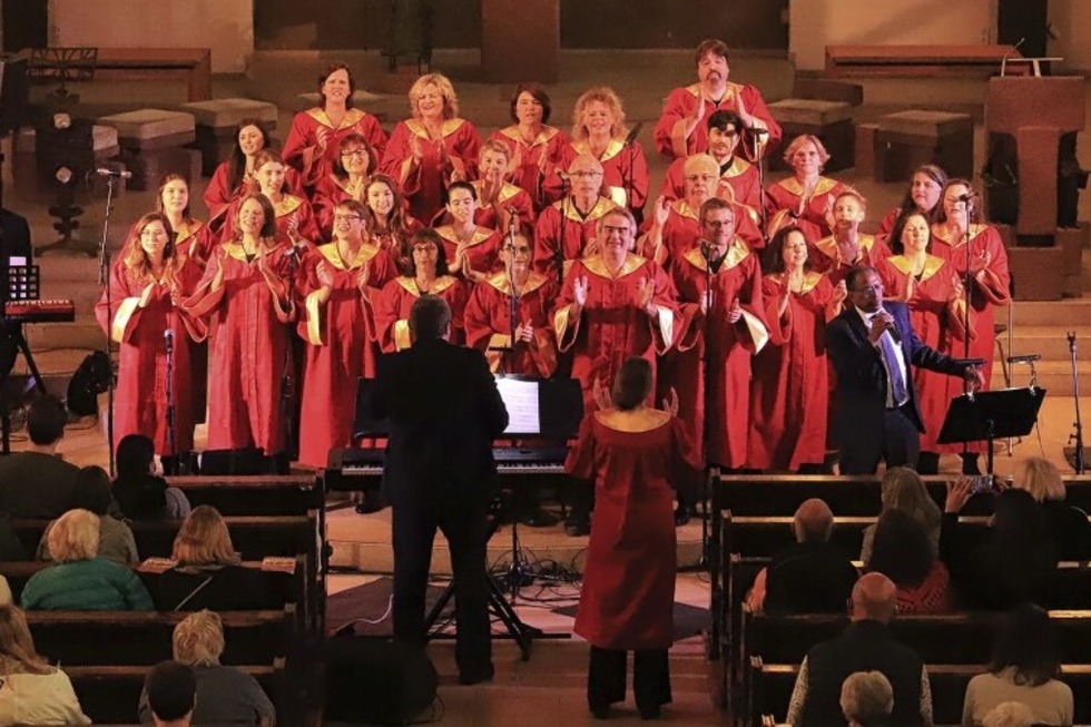 Der Gospel Choir Freiburg singt in der Markuskirche am Seepark. - Badische Zeitung TICKET