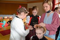 Mdchen der Trachtengruppe Bernau lernen Frisuren, die zu ihrer Tracht passen