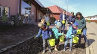Blumenwiese vor Kindergarten angelegt