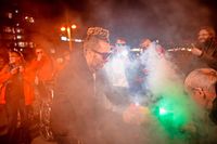 "Ankiffen" am Brandenburger Tor: Cannabis-Fans in Berlin feiern neue Freiheiten