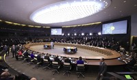 Die Nato feiert, Russland klagt an