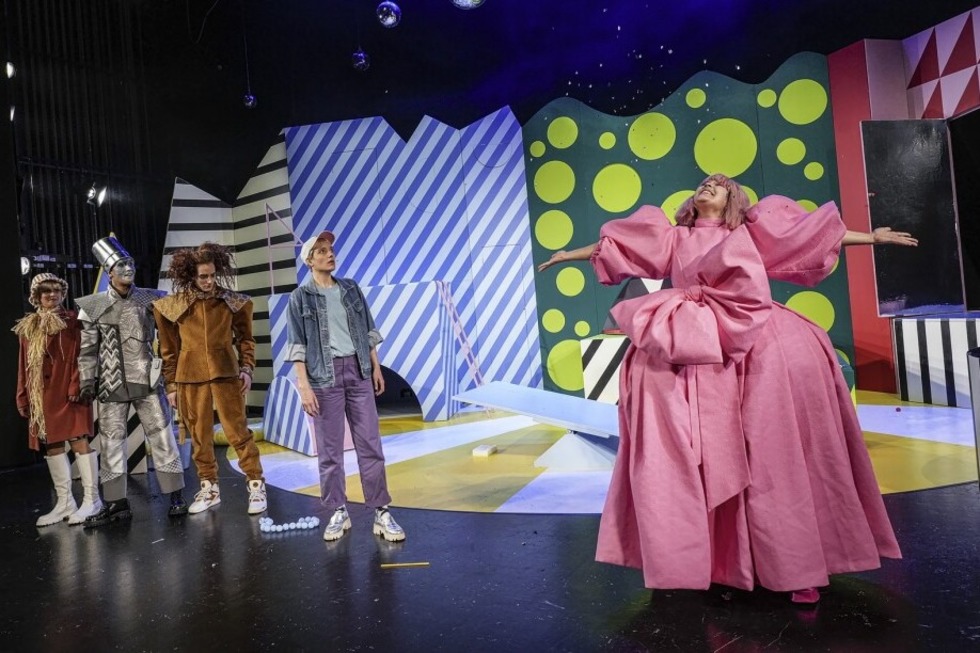Junges Landestheater Tbingen gastiert mit "Der Zauberer von Oz" im Lrracher Burghof - Badische Zeitung TICKET