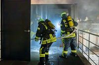 Brandbekmpfung und Personenrettung: Im Gewerbepark Breisgau ben Feuerwehren nahe an der Realitt