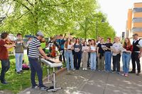 Waldorfschler geben in Freiburg kleine berraschungskonzerte gegen die Traurigkeit