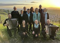 Der Handharmonika-Verein Pfaffenweiler unterhlt mit Musik und einer Theaterauffhrung