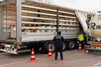 Polizei erwischt an der A5 bei Schallstadt Transporter mit ungesichertem Gefahrgut