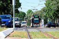 Auto prallt in Freiburg gegen Straenbahn &ndash; Linie 2 kurzzeitig unterbrochen