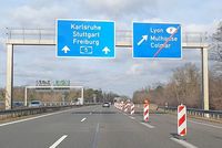 Verkehrschaos bei Neuenburg geht weiter: Unbekannter fhrt ber Absperrungen, andere rasen hinein