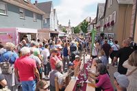 Tausende feiern und genieen drei Tage lang in der Innenstadt von Herbolzheim