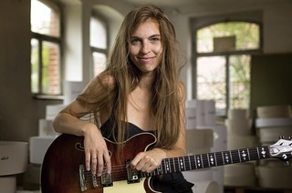 Carla Fuchs spielt in der Landecker Burgschnke in Emmendingen "Songs of Sandy Denny"