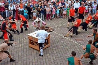 Ein Wettkampf wie im Mittelalter: Acht Teams kmpfen um ein Wagenrad