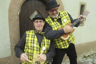 Das Duo Laktosefrei spielt auf dem Parkplatz vor dem Dorfgemeinschaftshaus in Oberbrnd (Eisenbach)