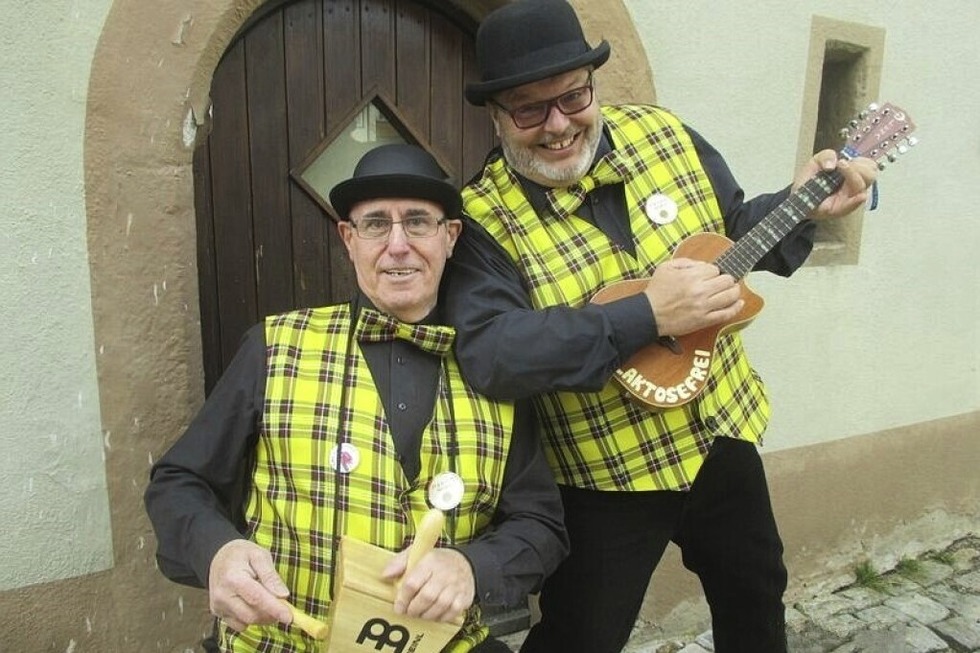 Das Duo Laktosefrei spielt auf dem Parkplatz vor dem Dorfgemeinschaftshaus in Oberbrnd (Eisenbach) - Badische Zeitung TICKET