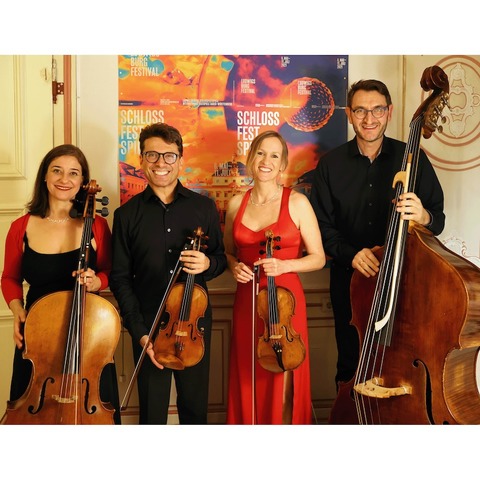 Quelle SURprise - Gustavo Surgik, Violine; Meike Brandenbusch, 2. Violine; Ana Helena Surgik, Cello; Bernd Schpflin, Kontrabass - Bietigheim-Bissingen - 15.05.2025 20:00