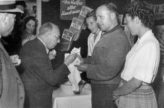 Eberhard Kern blickt im Museum im Ritterhaus auf die wechselvolle Geschichte der Offenburger Seifenfabrik Kern